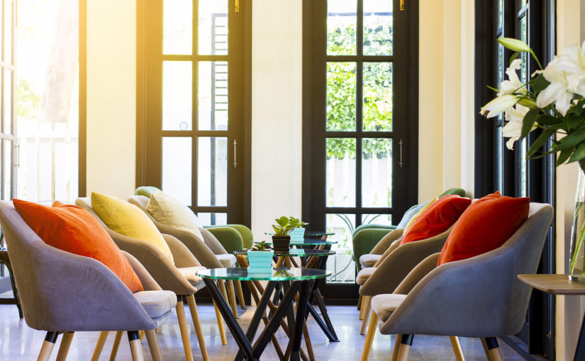 Obserwując aktualne nurty w aranżacji wnętrz spostrzeżemy znaczne wykorzystanie szkła hartowanego.