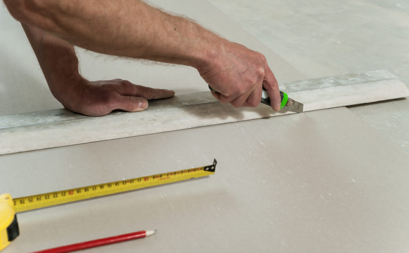 Projektowanie wnętrz oficjalnych – jakie rozstrzygnięcia zastosować przy użyciu ścianek G-K i podwieszanych sufitów?