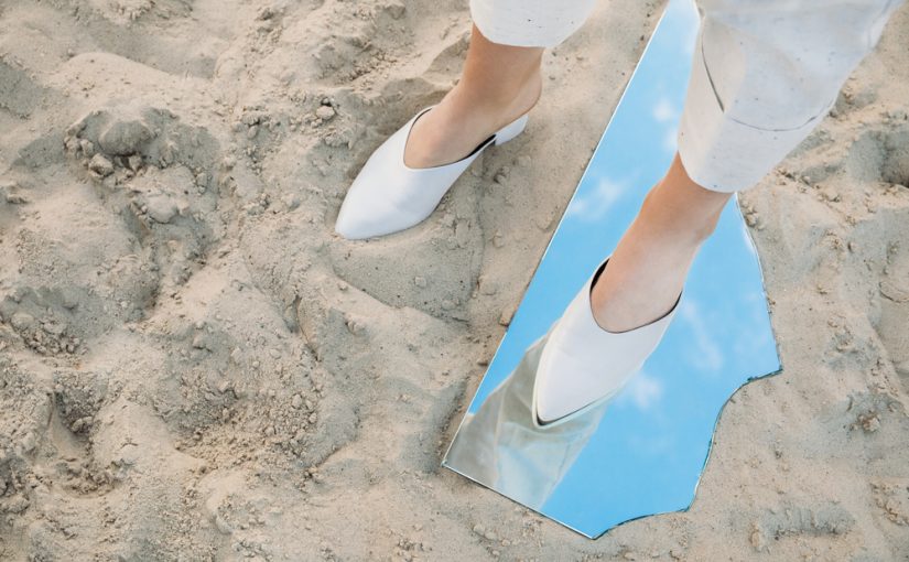 Szkło w Mieszkaniu: Lustro jako Wyrafinowany Dodatek do Pionierskiej Mieszkania.